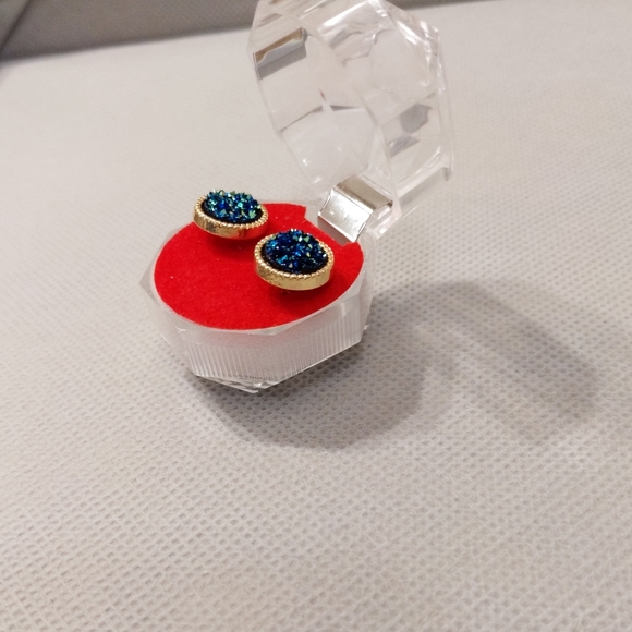 Sparkling Elegant Blue Crystal Gem Studs in Handmade Jewelry Box - Picture 6 of 8